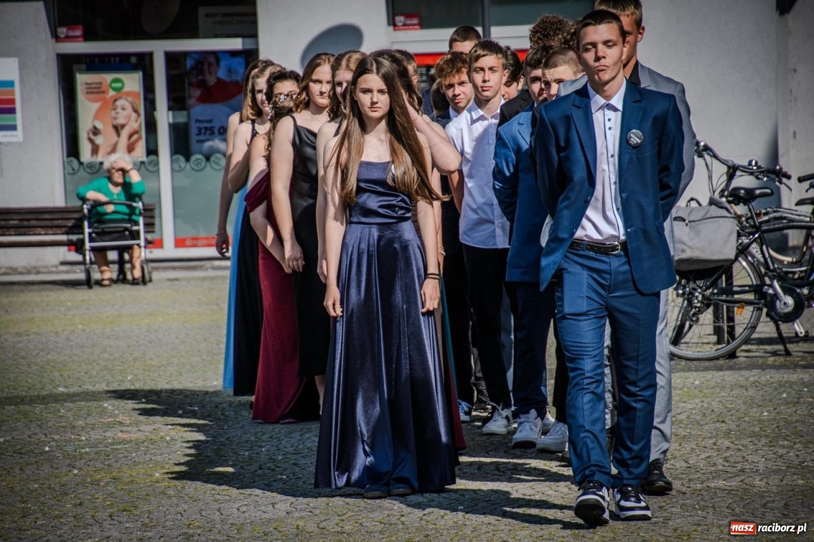 Zdjęcie w galerii na portalu naszraciborz.pl: Polonez ósmoklasistów SP 15 na raciborskim rynku wiadomości z regionu