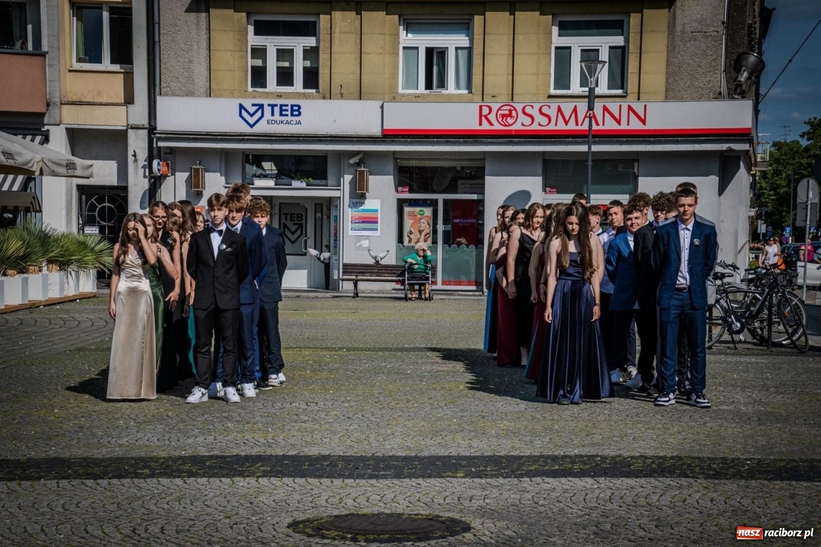 Zdjęcie w galerii na portalu naszraciborz.pl: Polonez ósmoklasistów SP 15 na raciborskim rynku wiadomości z regionu