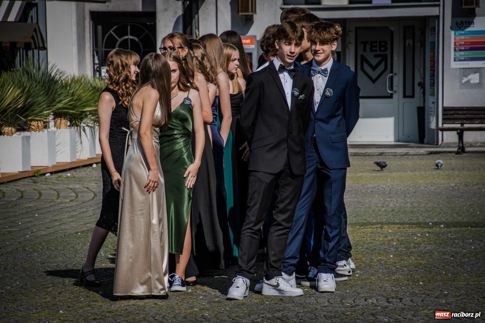 Zdjęcie w galerii na portalu naszraciborz.pl: Polonez ósmoklasistów SP 15 na raciborskim rynku wiadomości z regionu