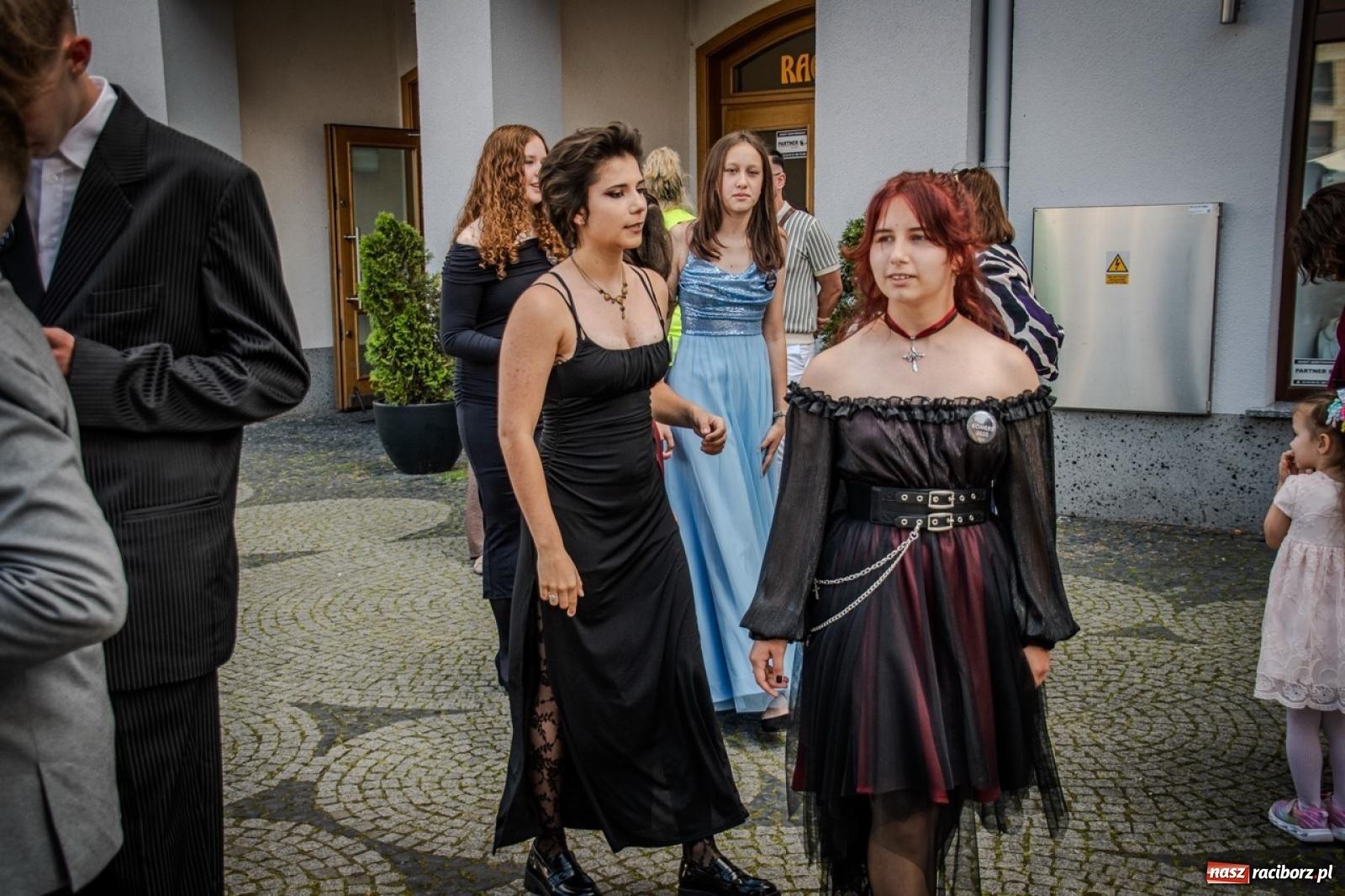 Zdjęcie w galerii na portalu naszraciborz.pl: Polonez ósmoklasistów SP 15 na raciborskim rynku wiadomości z regionu