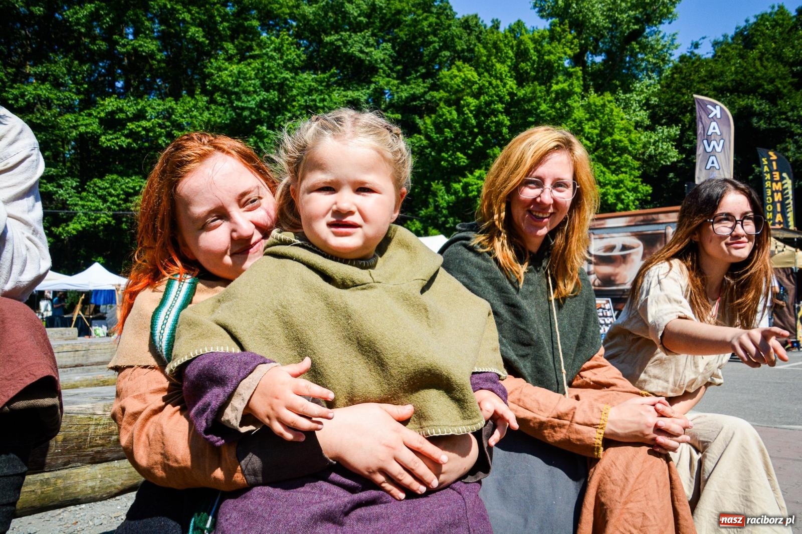 Zdjęcie w galerii na portalu naszraciborz.pl: Setki wojów pod Oborą. Trwa finał raciborskiego festiwalu średniowiecznego wiadomości z regionu