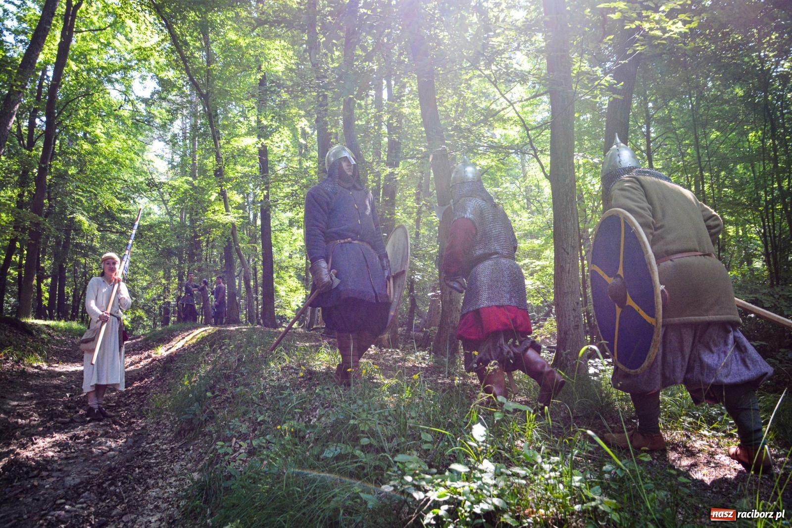 Zdjęcie w galerii na portalu naszraciborz.pl: Setki wojów pod Oborą. Trwa finał raciborskiego festiwalu średniowiecznego wiadomości z regionu