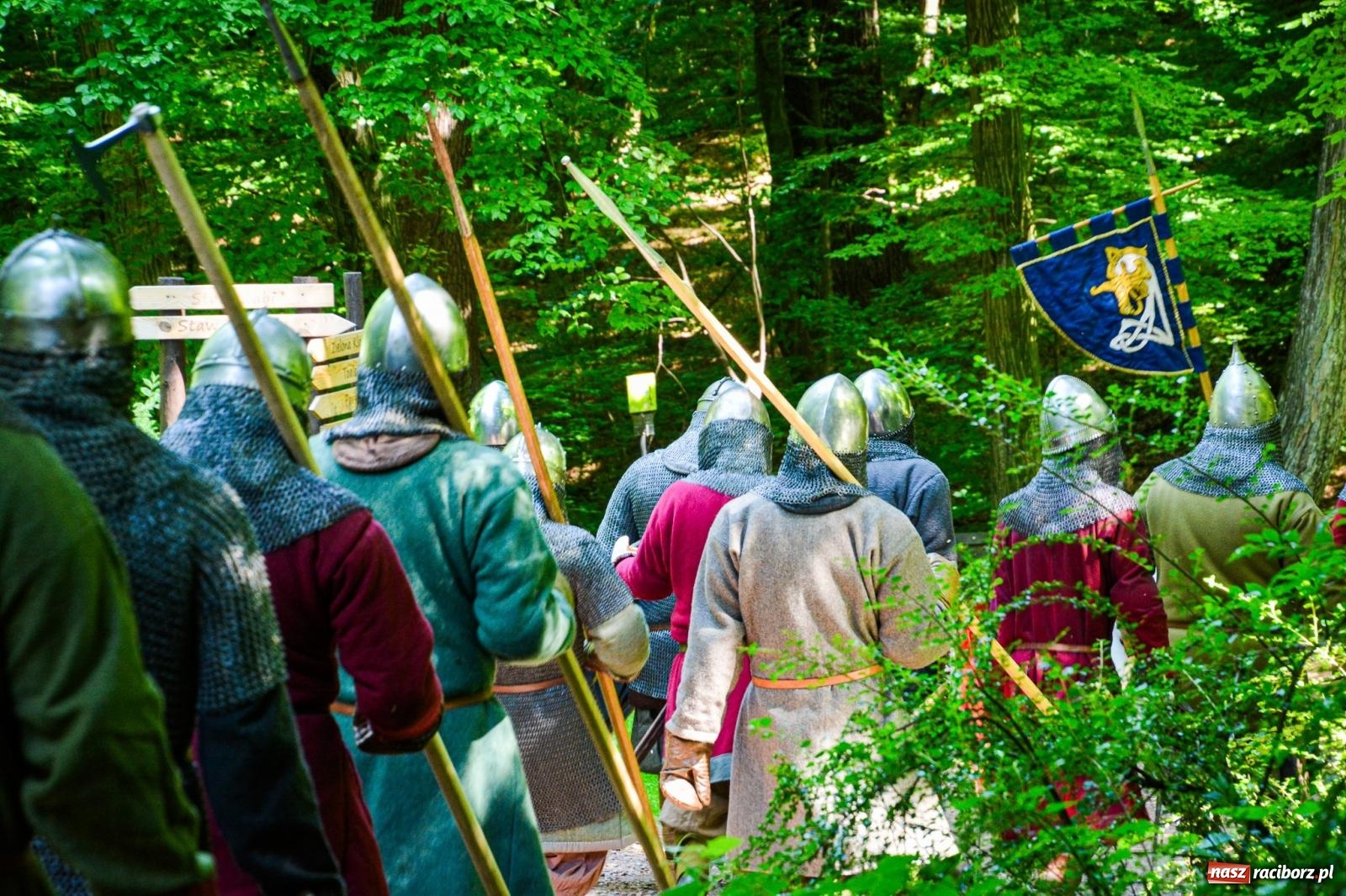 Zdjęcie w galerii na portalu naszraciborz.pl: Setki wojów pod Oborą. Trwa finał raciborskiego festiwalu średniowiecznego wiadomości z regionu