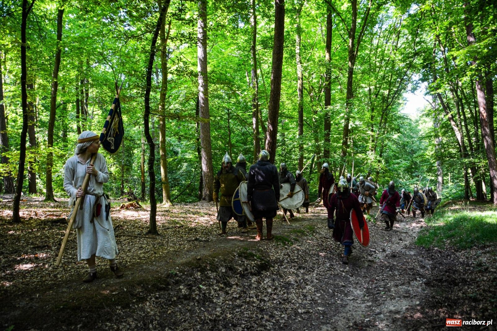 Zdjęcie w galerii na portalu naszraciborz.pl: Setki wojów pod Oborą. Trwa finał raciborskiego festiwalu średniowiecznego wiadomości z regionu