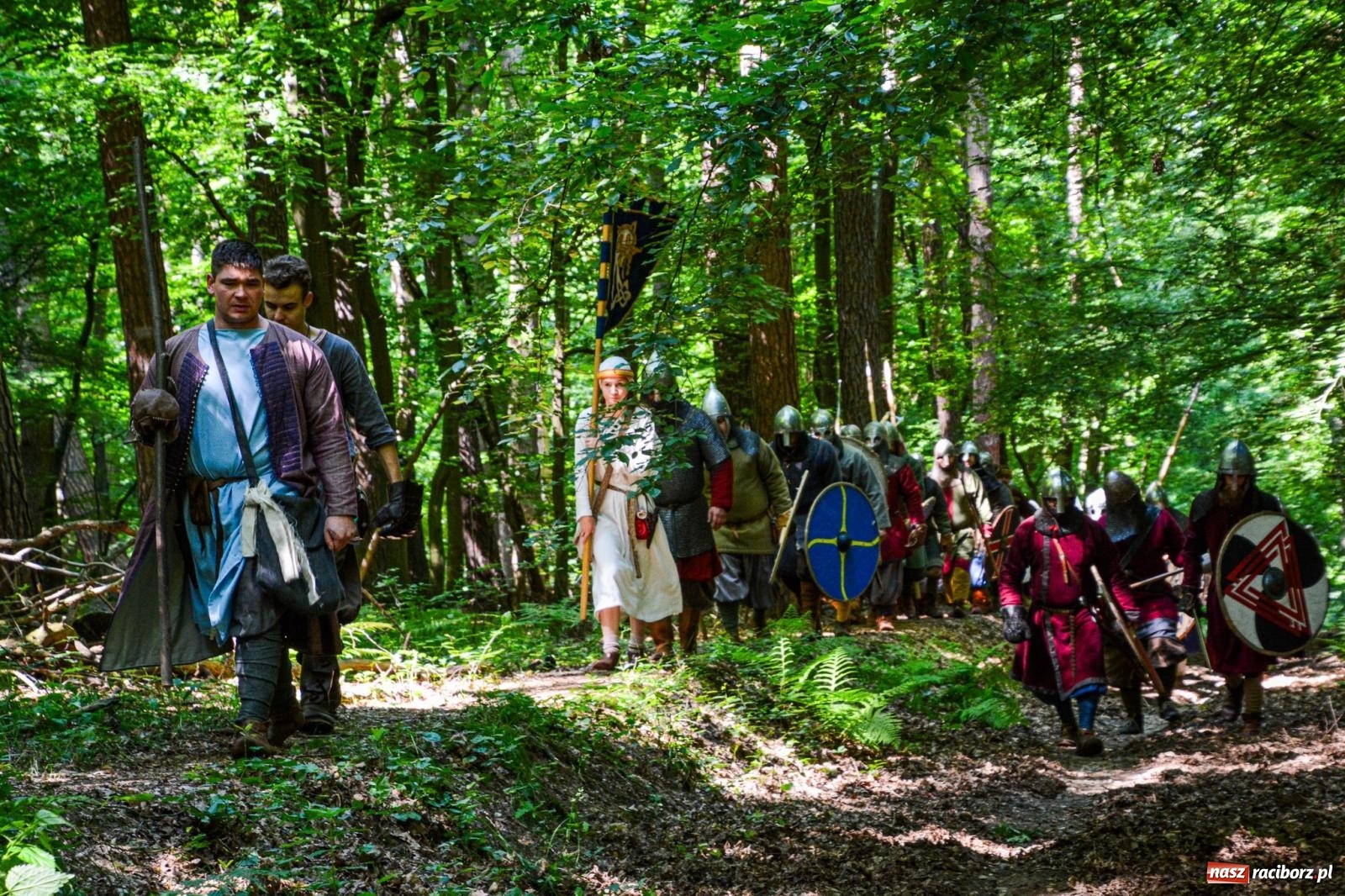 Zdjęcie w galerii na portalu naszraciborz.pl: Setki wojów pod Oborą. Trwa finał raciborskiego festiwalu średniowiecznego wiadomości z regionu