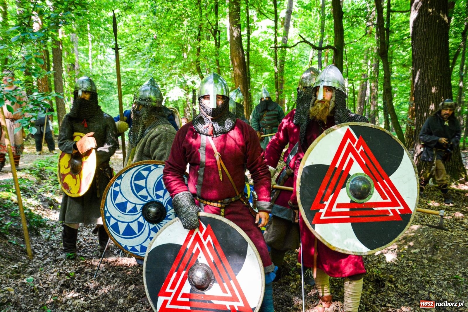 Zdjęcie w galerii na portalu naszraciborz.pl: Setki wojów pod Oborą. Trwa finał raciborskiego festiwalu średniowiecznego wiadomości z regionu