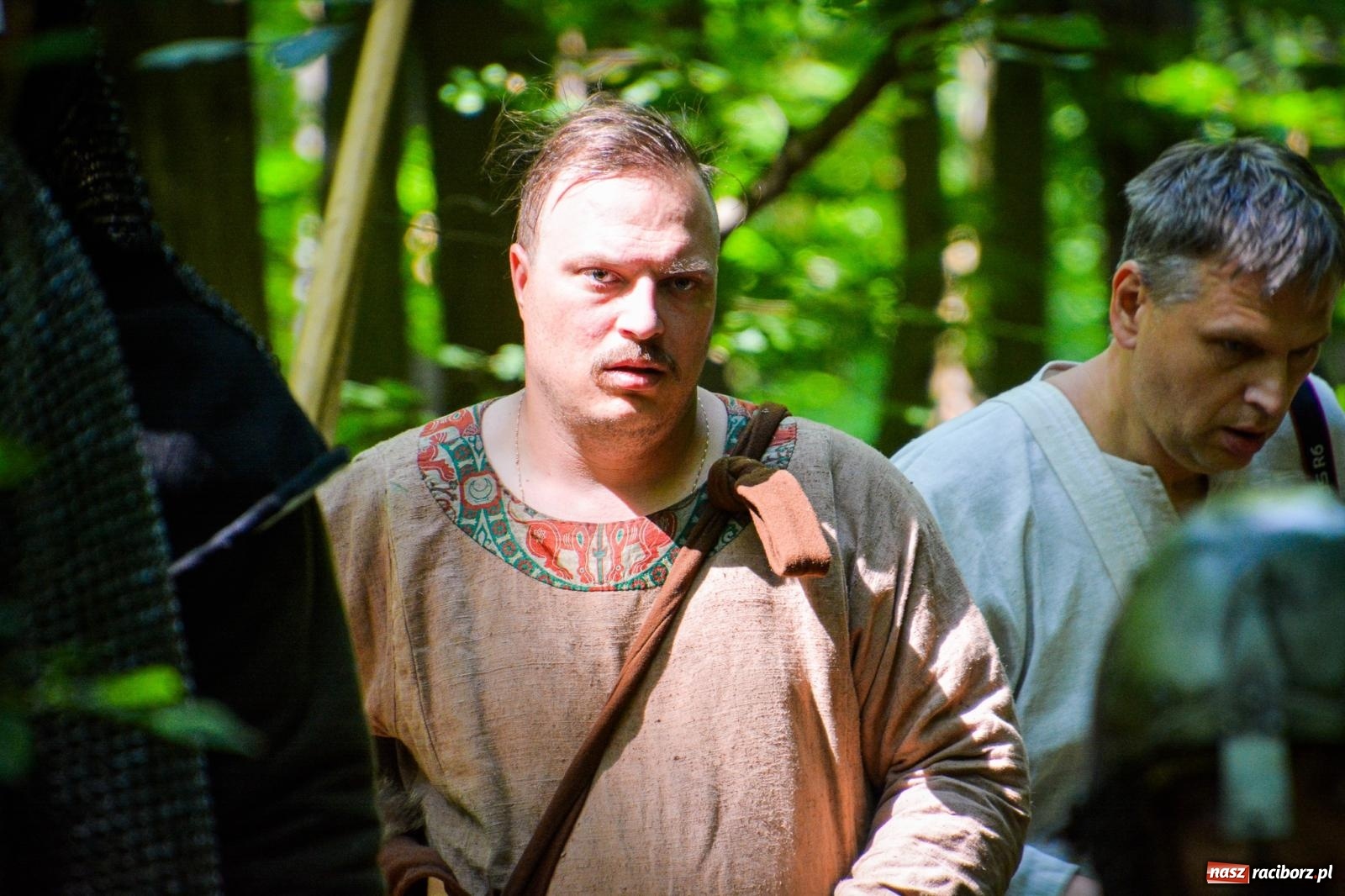 Zdjęcie w galerii na portalu naszraciborz.pl: Setki wojów pod Oborą. Trwa finał raciborskiego festiwalu średniowiecznego wiadomości z regionu