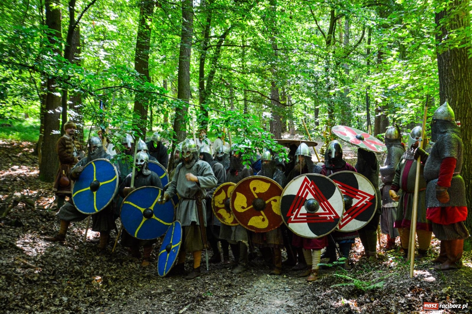 Zdjęcie w galerii na portalu naszraciborz.pl: Setki wojów pod Oborą. Trwa finał raciborskiego festiwalu średniowiecznego wiadomości z regionu