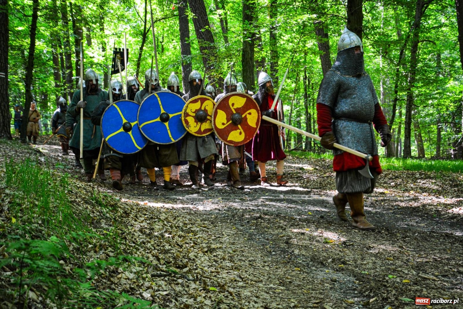 Zdjęcie w galerii na portalu naszraciborz.pl: Setki wojów pod Oborą. Trwa finał raciborskiego festiwalu średniowiecznego wiadomości z regionu