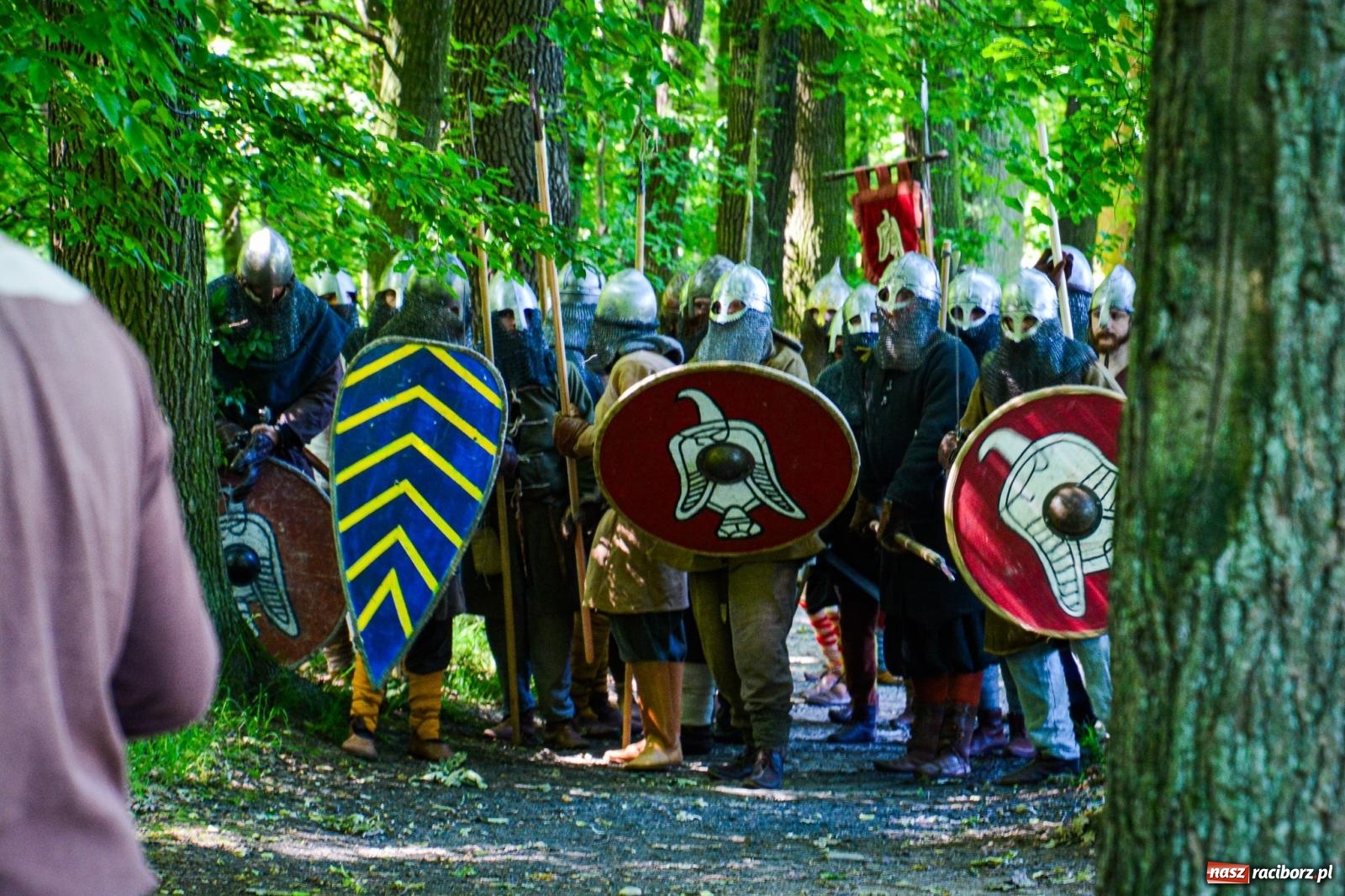 Zdjęcie w galerii na portalu naszraciborz.pl: Setki wojów pod Oborą. Trwa finał raciborskiego festiwalu średniowiecznego wiadomości z regionu