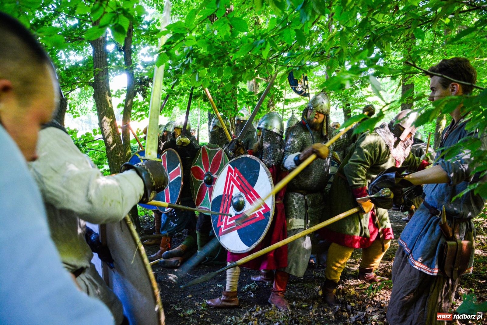 Zdjęcie w galerii na portalu naszraciborz.pl: Setki wojów pod Oborą. Trwa finał raciborskiego festiwalu średniowiecznego wiadomości z regionu