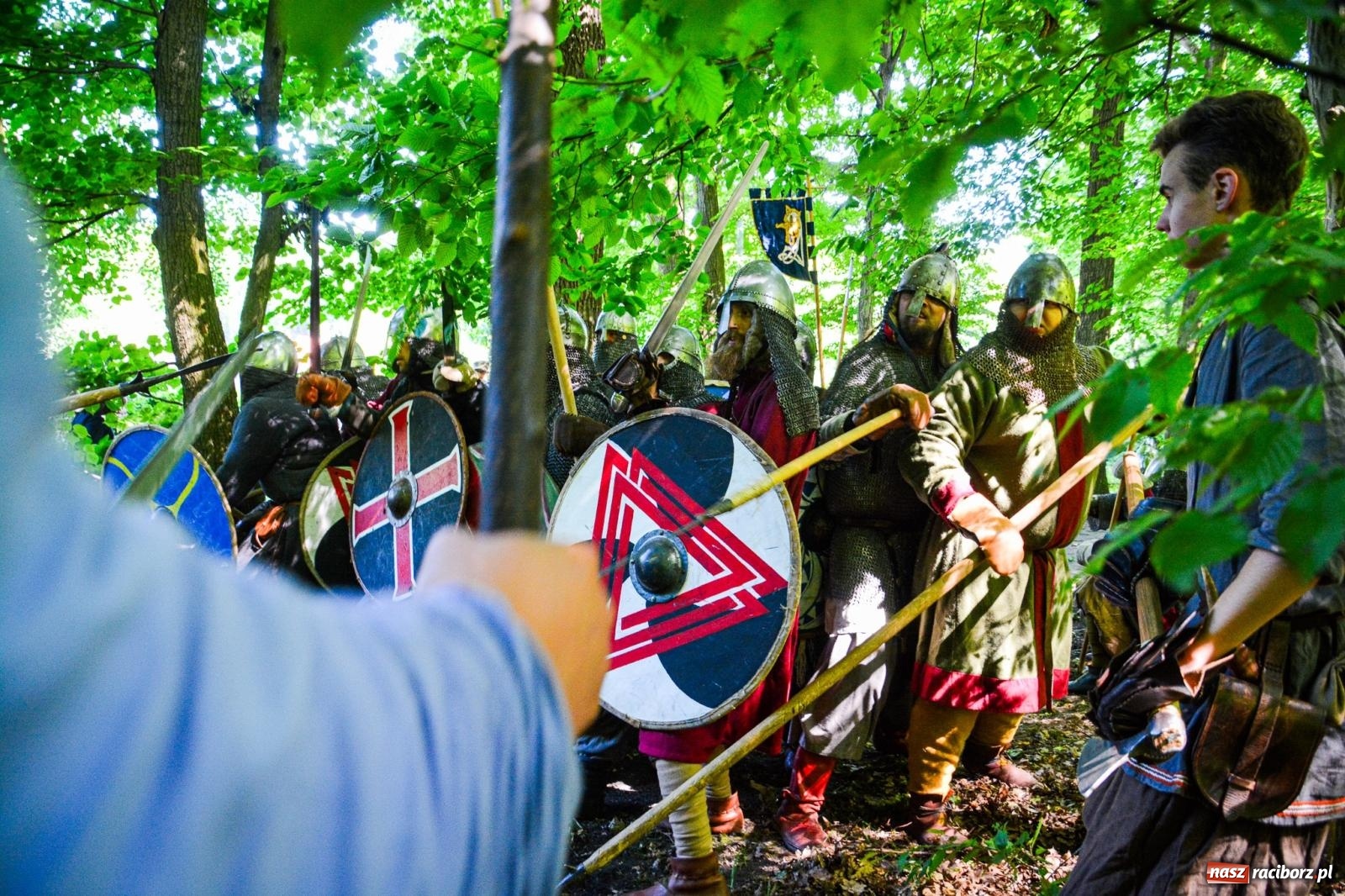 Zdjęcie w galerii na portalu naszraciborz.pl: Setki wojów pod Oborą. Trwa finał raciborskiego festiwalu średniowiecznego wiadomości z regionu