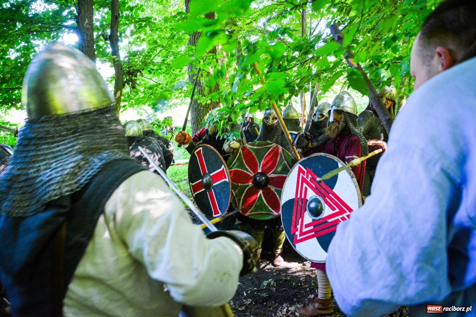 Zdjęcie w galerii na portalu naszraciborz.pl: Setki wojów pod Oborą. Trwa finał raciborskiego festiwalu średniowiecznego wiadomości z regionu