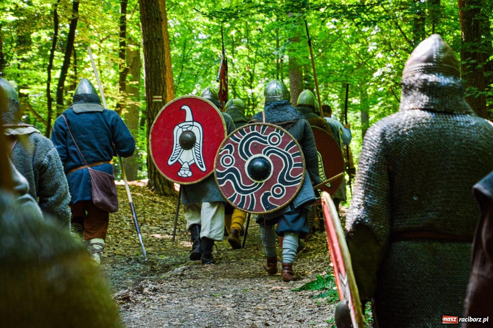 Zdjęcie w galerii na portalu naszraciborz.pl: Setki wojów pod Oborą. Trwa finał raciborskiego festiwalu średniowiecznego wiadomości z regionu