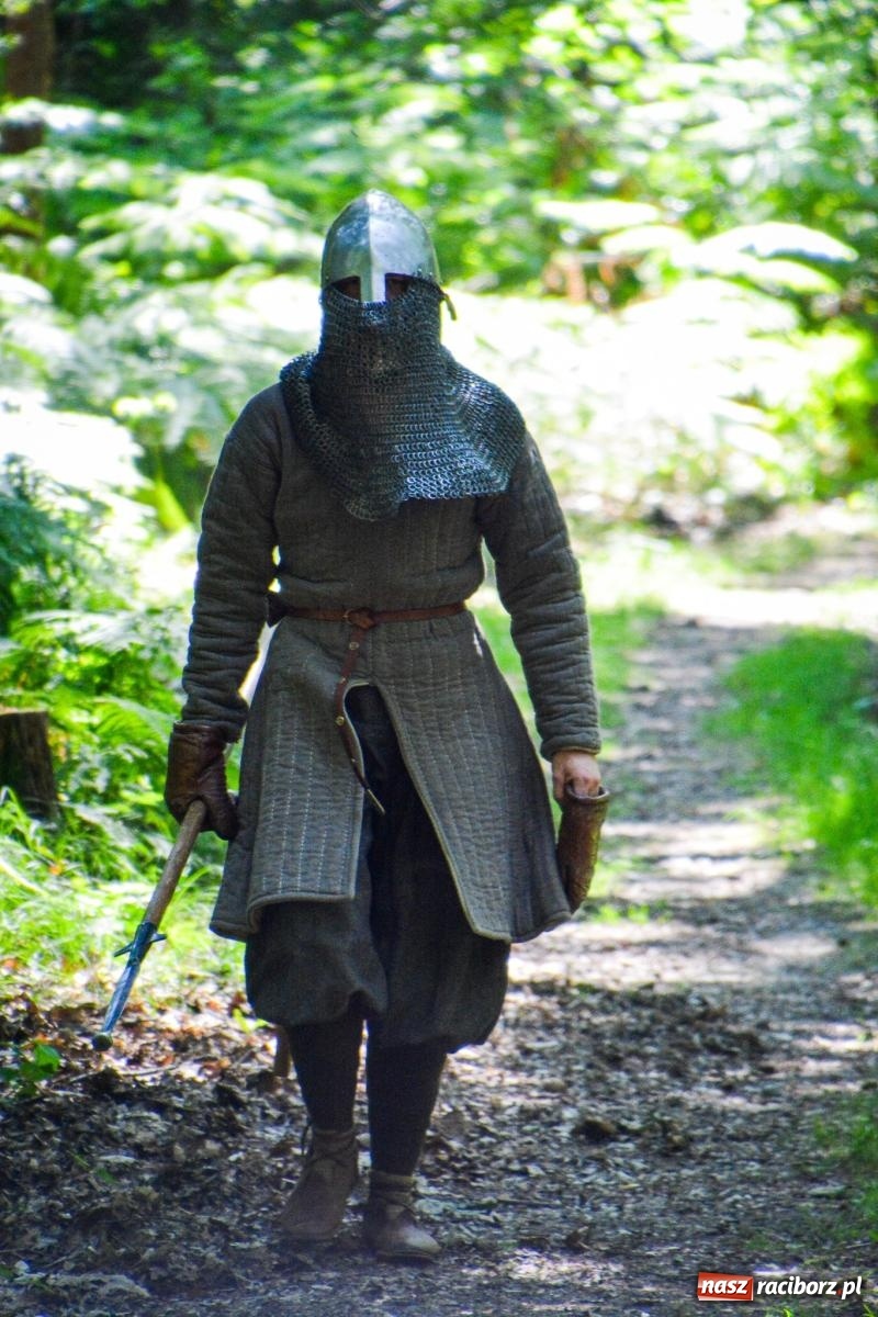 Zdjęcie w galerii na portalu naszraciborz.pl: Setki wojów pod Oborą. Trwa finał raciborskiego festiwalu średniowiecznego wiadomości z regionu