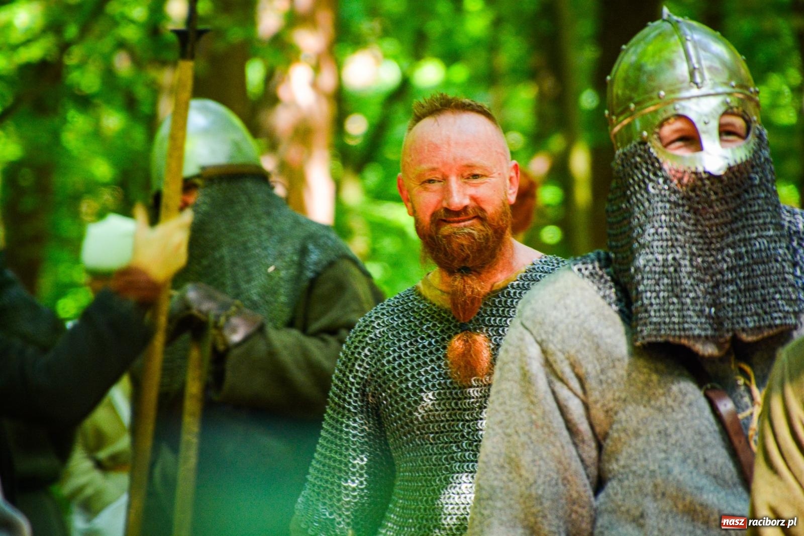 Zdjęcie w galerii na portalu naszraciborz.pl: Setki wojów pod Oborą. Trwa finał raciborskiego festiwalu średniowiecznego wiadomości z regionu