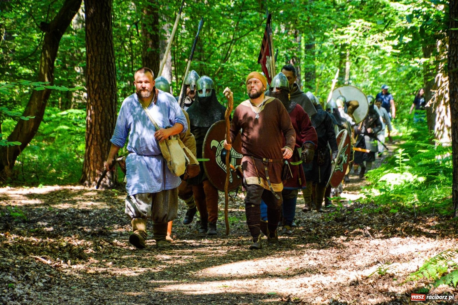 Zdjęcie w galerii na portalu naszraciborz.pl: Setki wojów pod Oborą. Trwa finał raciborskiego festiwalu średniowiecznego wiadomości z regionu
