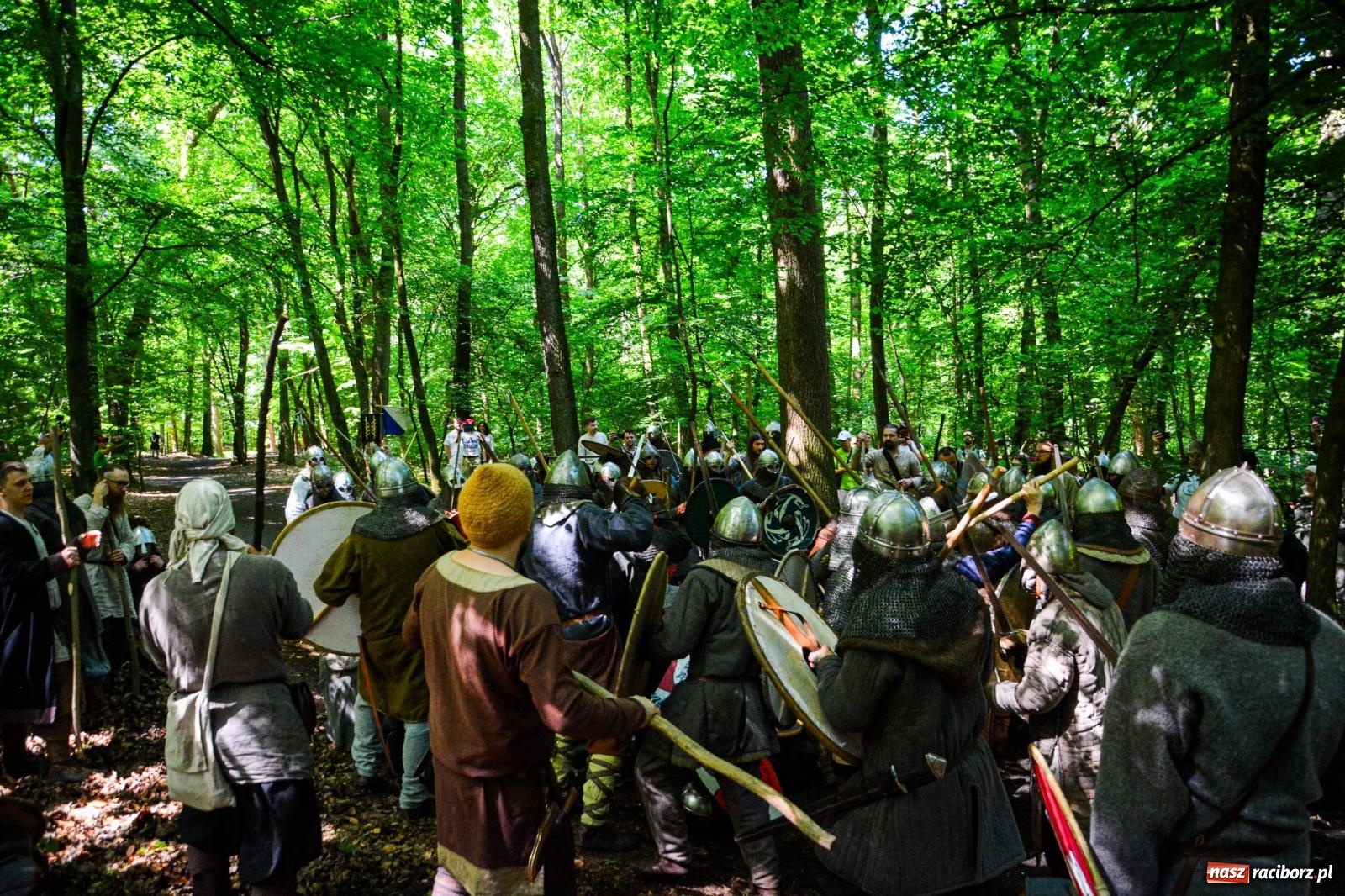 Zdjęcie w galerii na portalu naszraciborz.pl: Setki wojów pod Oborą. Trwa finał raciborskiego festiwalu średniowiecznego wiadomości z regionu