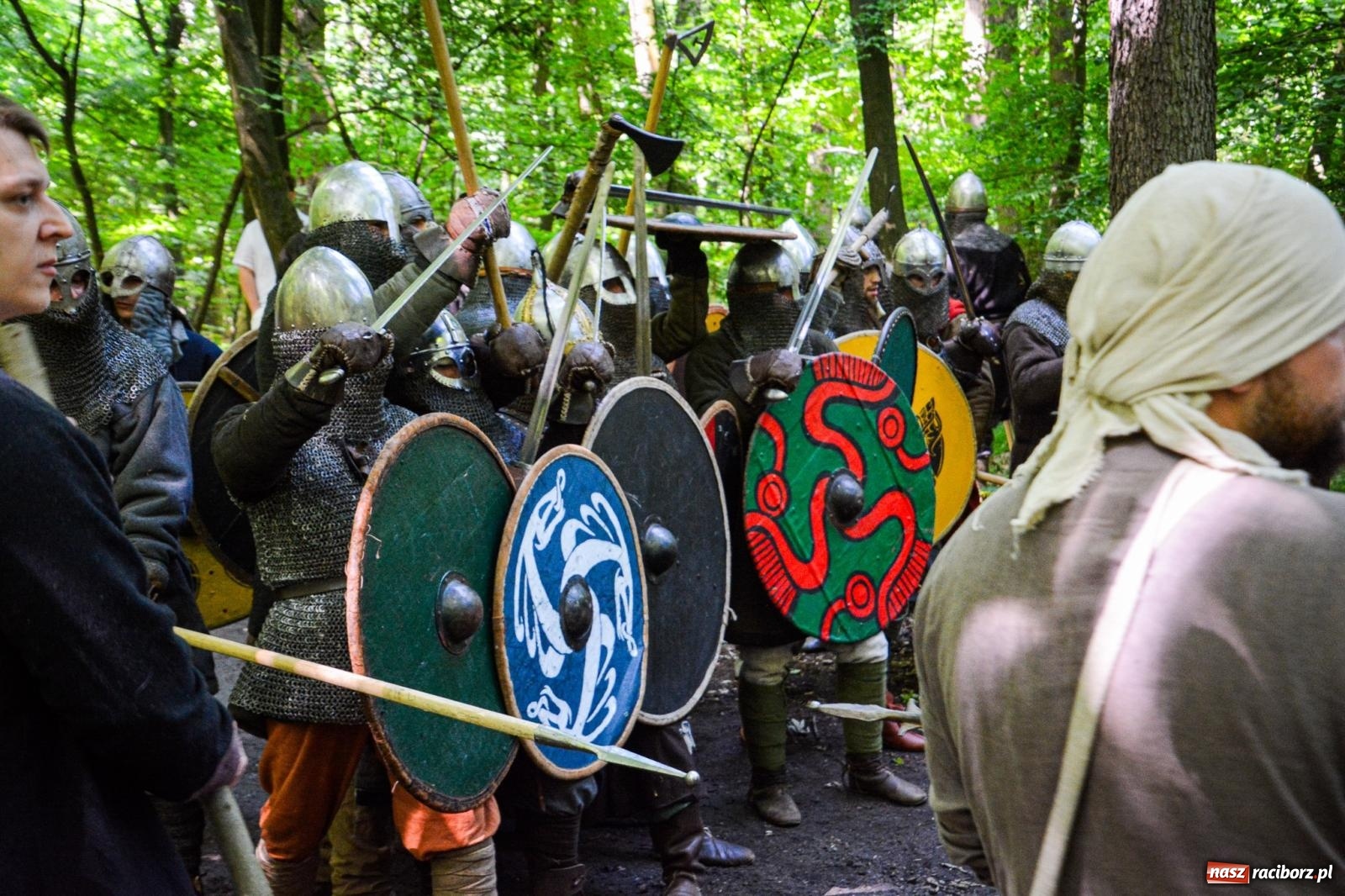 Zdjęcie w galerii na portalu naszraciborz.pl: Setki wojów pod Oborą. Trwa finał raciborskiego festiwalu średniowiecznego wiadomości z regionu