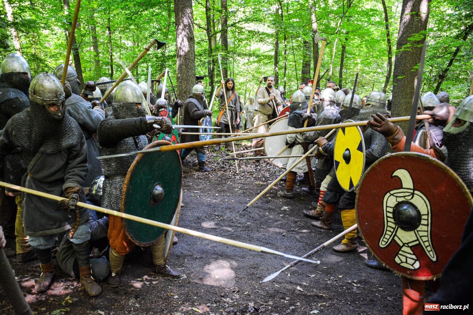 Zdjęcie w galerii na portalu naszraciborz.pl: Setki wojów pod Oborą. Trwa finał raciborskiego festiwalu średniowiecznego wiadomości z regionu