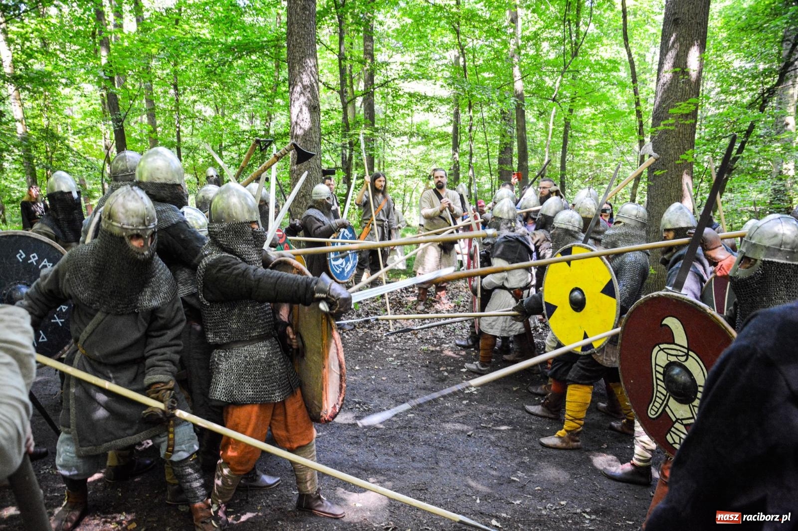 Zdjęcie w galerii na portalu naszraciborz.pl: Setki wojów pod Oborą. Trwa finał raciborskiego festiwalu średniowiecznego wiadomości z regionu