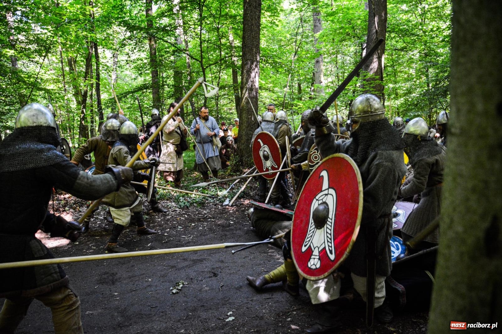 Zdjęcie w galerii na portalu naszraciborz.pl: Setki wojów pod Oborą. Trwa finał raciborskiego festiwalu średniowiecznego wiadomości z regionu