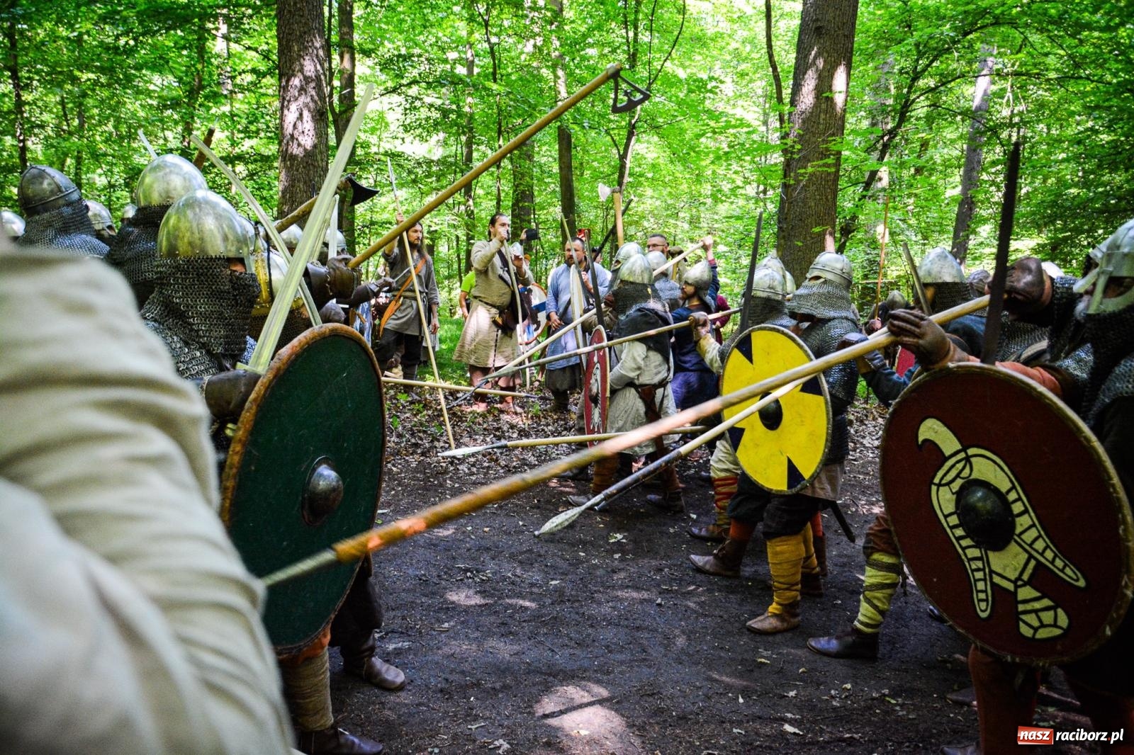 Zdjęcie w galerii na portalu naszraciborz.pl: Setki wojów pod Oborą. Trwa finał raciborskiego festiwalu średniowiecznego wiadomości z regionu