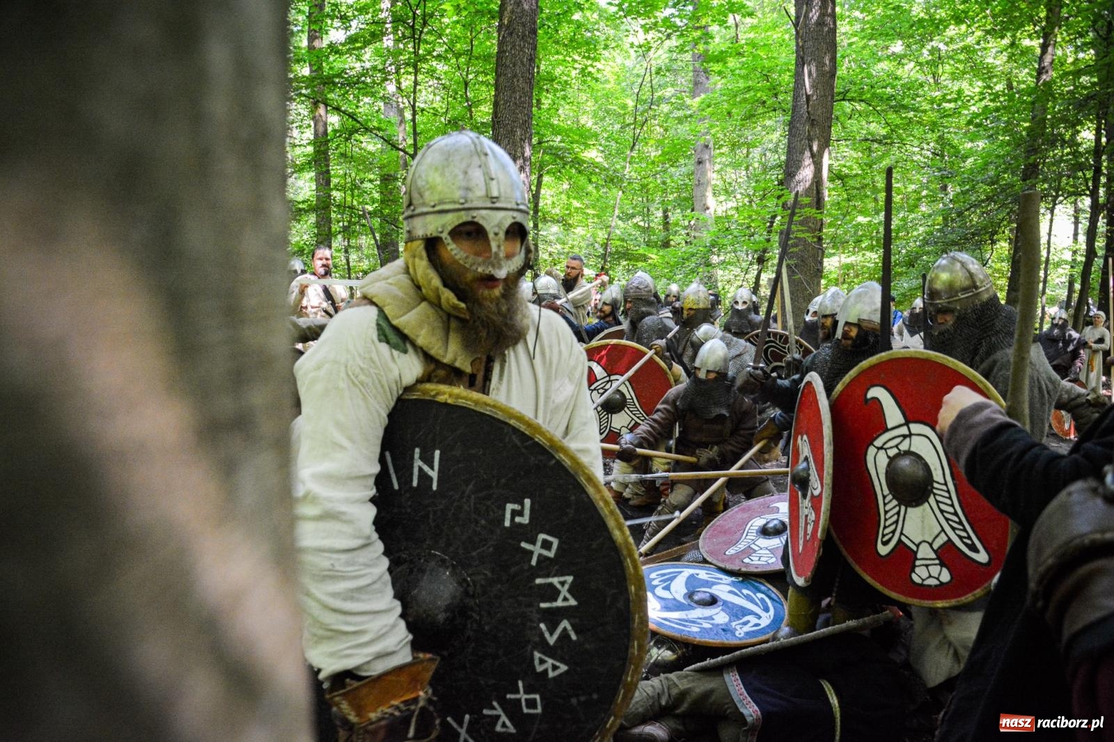 Zdjęcie w galerii na portalu naszraciborz.pl: Setki wojów pod Oborą. Trwa finał raciborskiego festiwalu średniowiecznego wiadomości z regionu