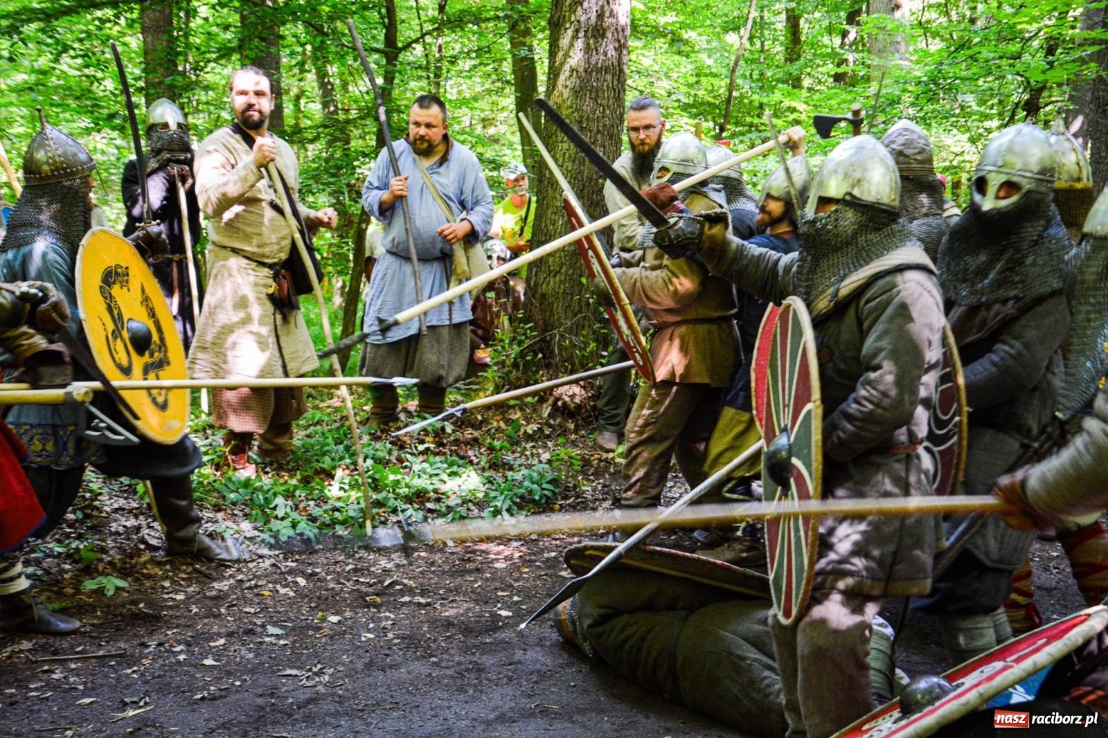 Zdjęcie w galerii na portalu naszraciborz.pl: Setki wojów pod Oborą. Trwa finał raciborskiego festiwalu średniowiecznego wiadomości z regionu