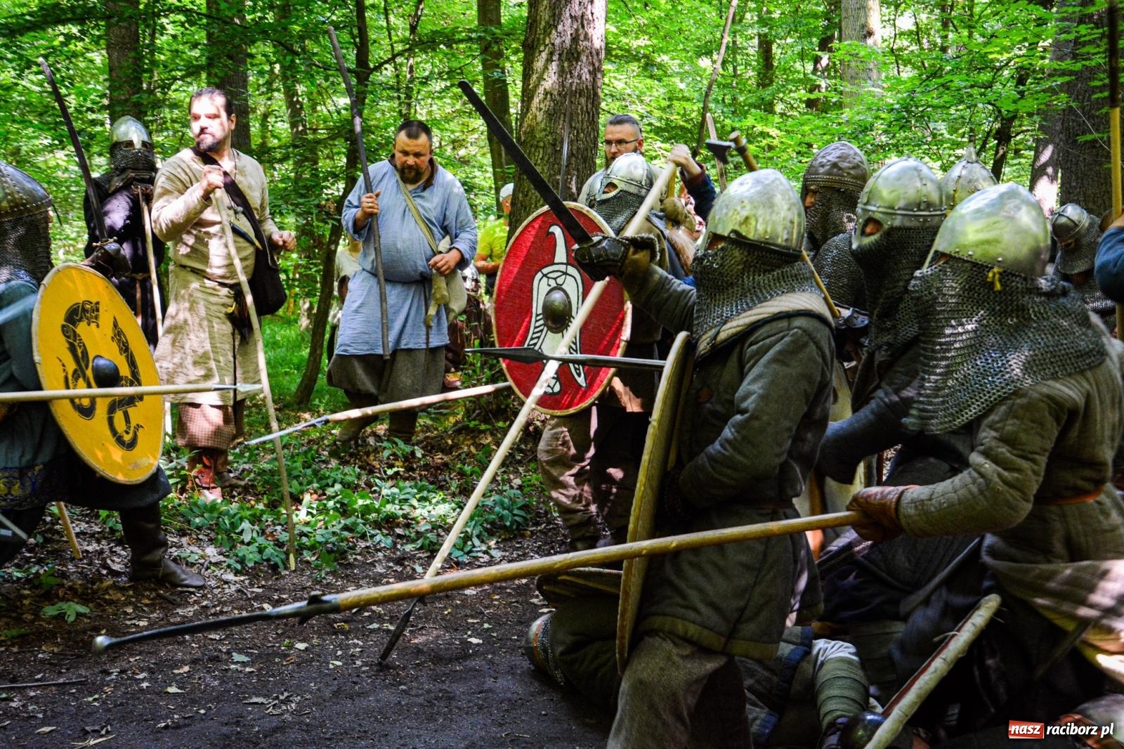 Zdjęcie w galerii na portalu naszraciborz.pl: Setki wojów pod Oborą. Trwa finał raciborskiego festiwalu średniowiecznego wiadomości z regionu