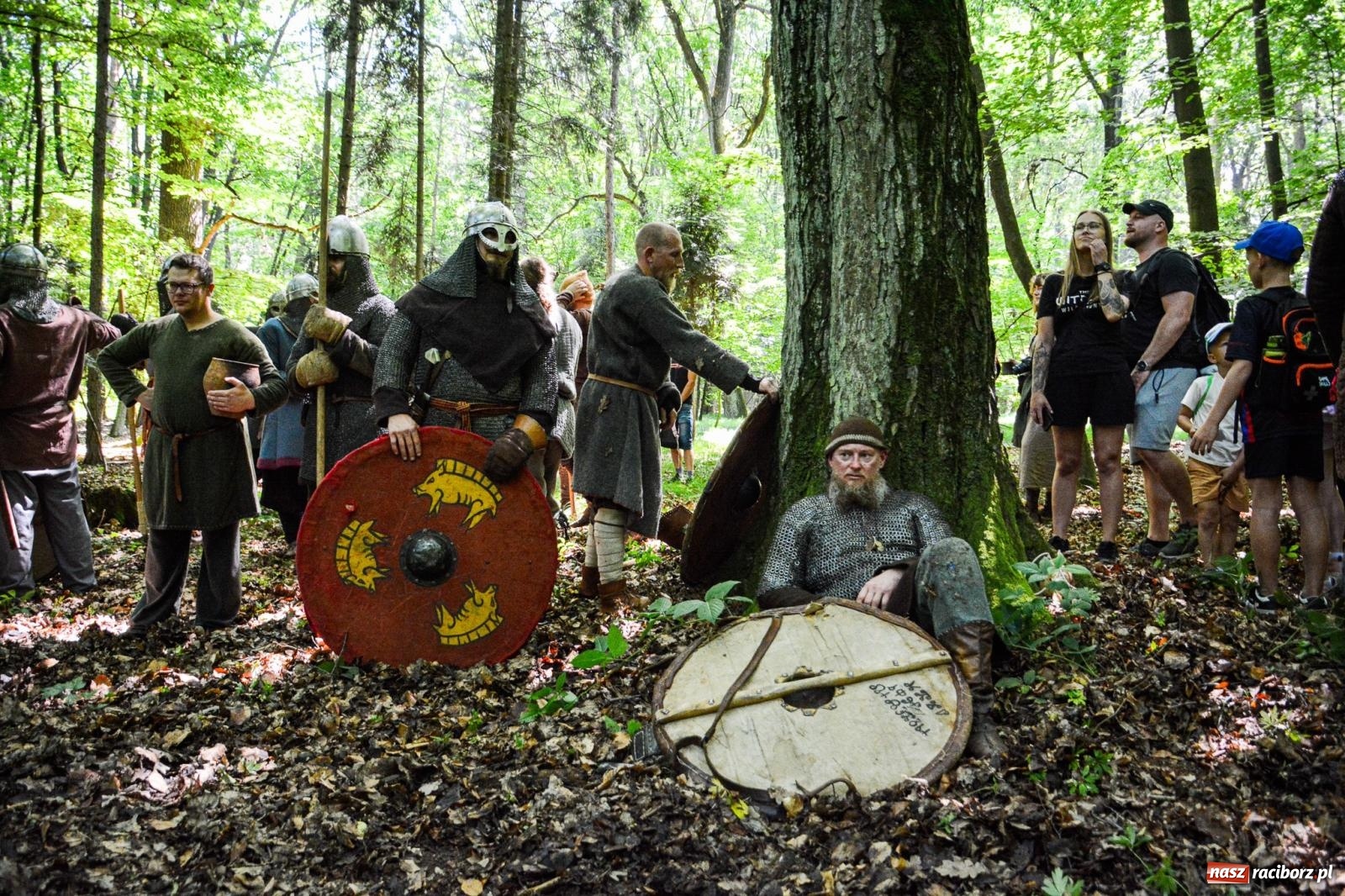 Zdjęcie w galerii na portalu naszraciborz.pl: Setki wojów pod Oborą. Trwa finał raciborskiego festiwalu średniowiecznego wiadomości z regionu