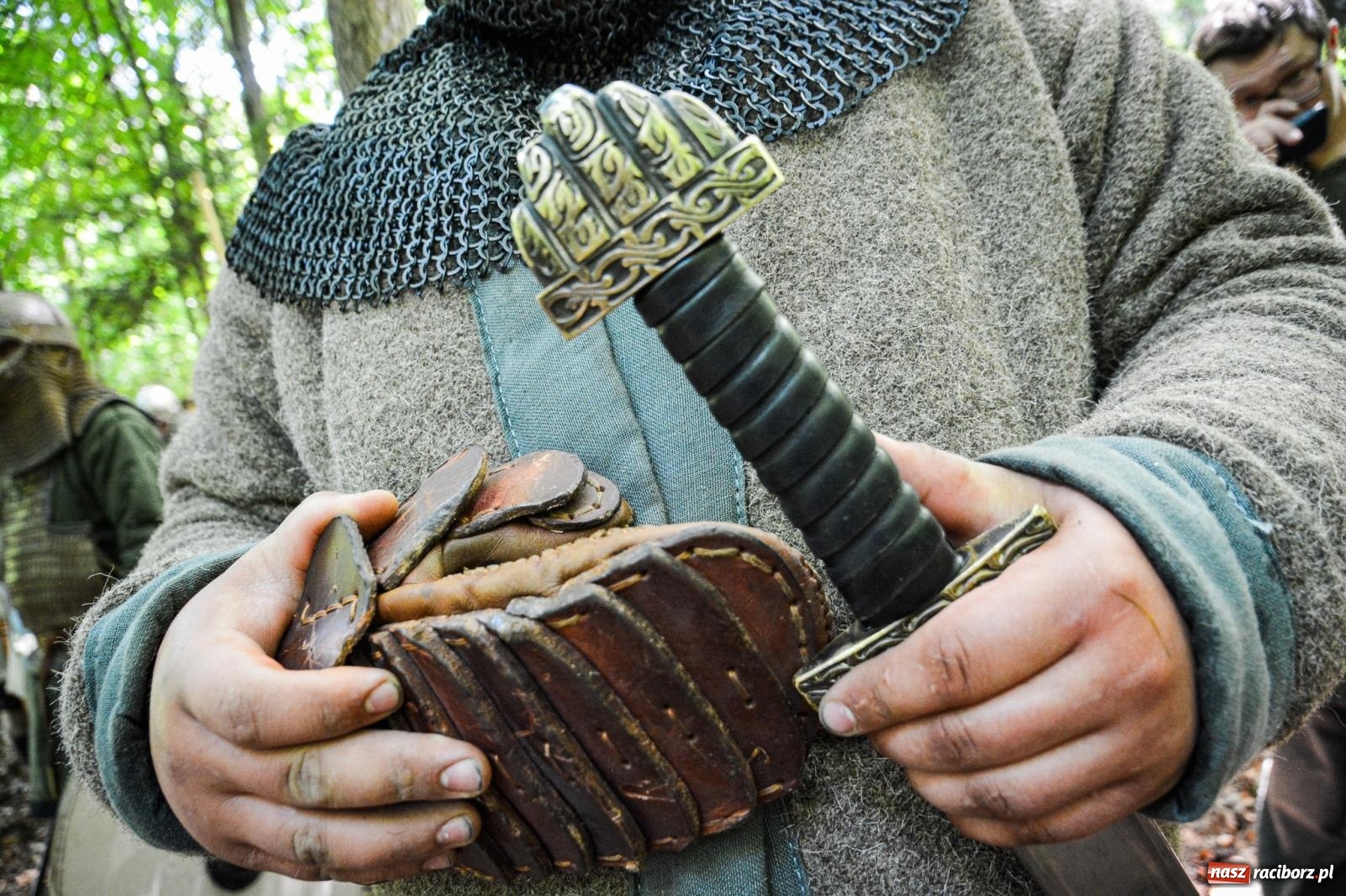 Zdjęcie w galerii na portalu naszraciborz.pl: Setki wojów pod Oborą. Trwa finał raciborskiego festiwalu średniowiecznego wiadomości z regionu