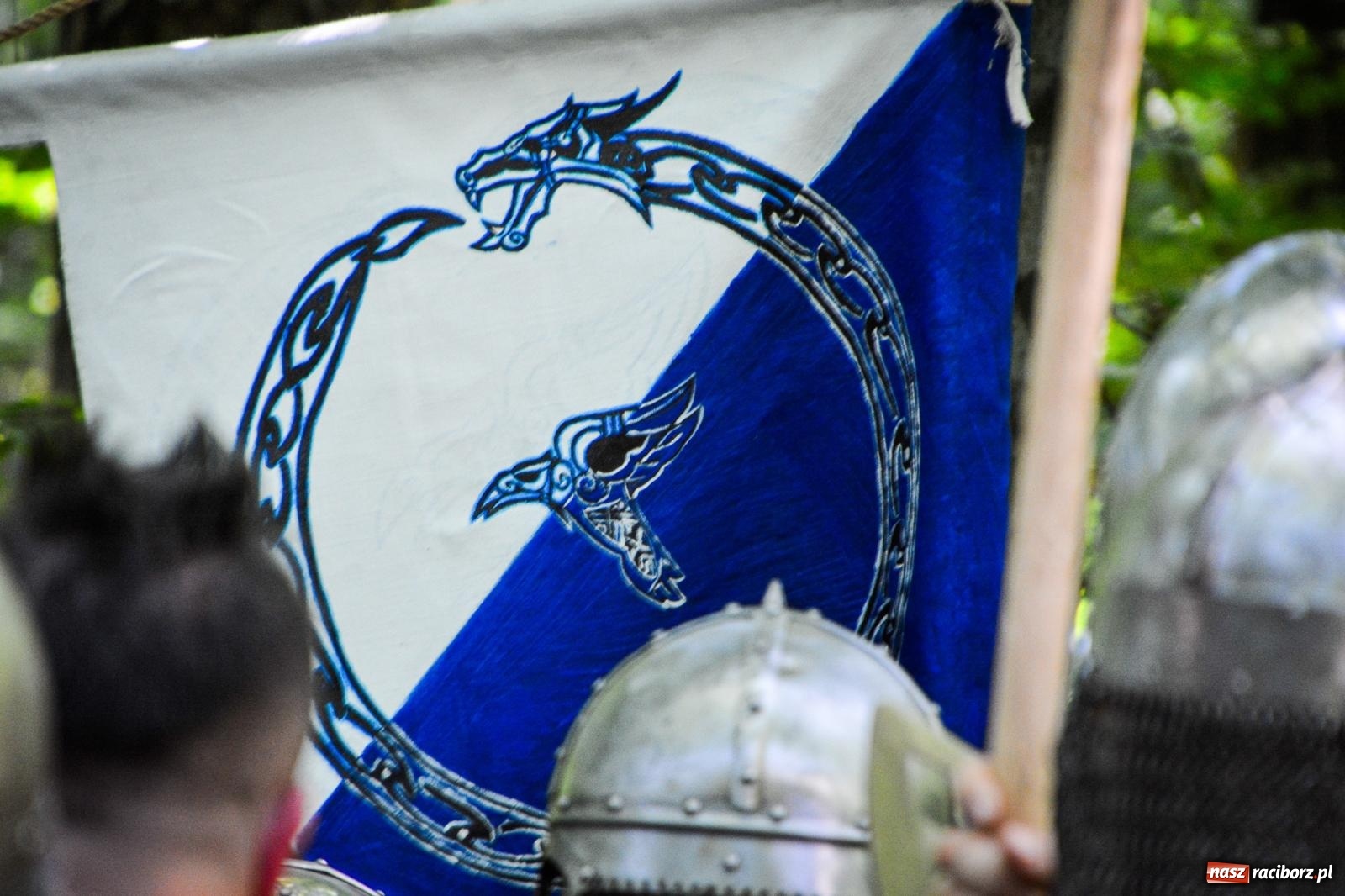 Zdjęcie w galerii na portalu naszraciborz.pl: Setki wojów pod Oborą. Trwa finał raciborskiego festiwalu średniowiecznego wiadomości z regionu