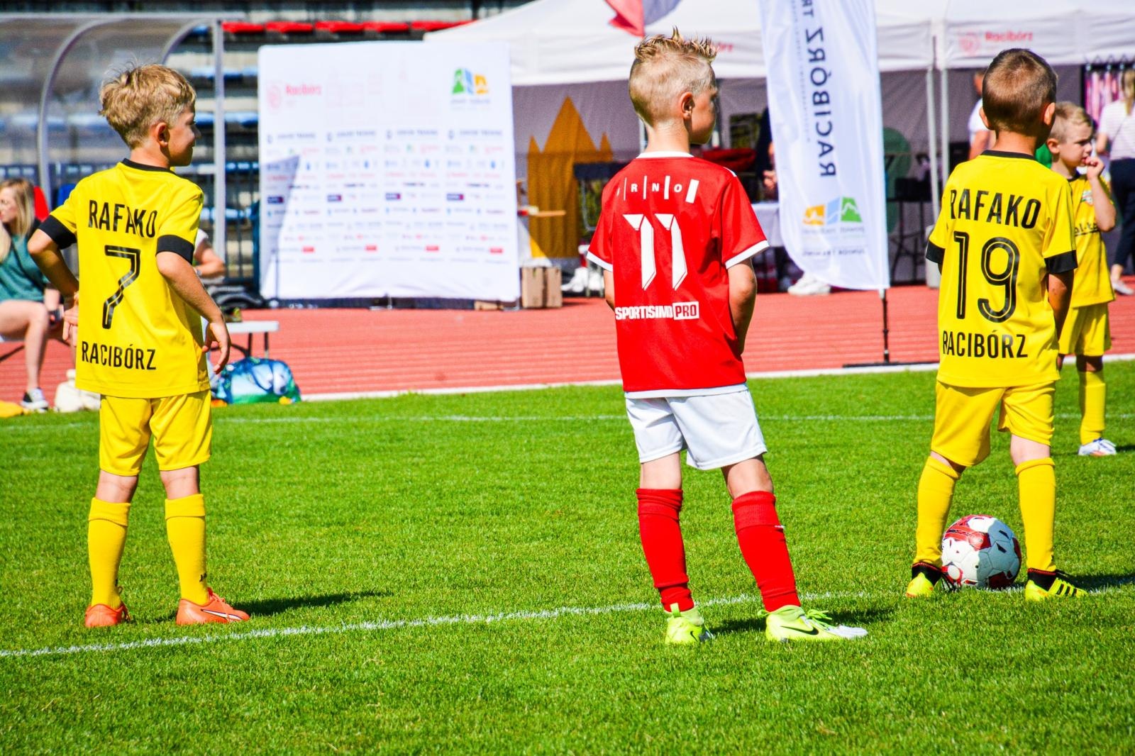 Zdjęcie w galerii na portalu naszraciborz.pl: Racibórz Trophy: młodzi piłkarze rywalizują na stadionie przy Zamkowej wiadomości z regionu