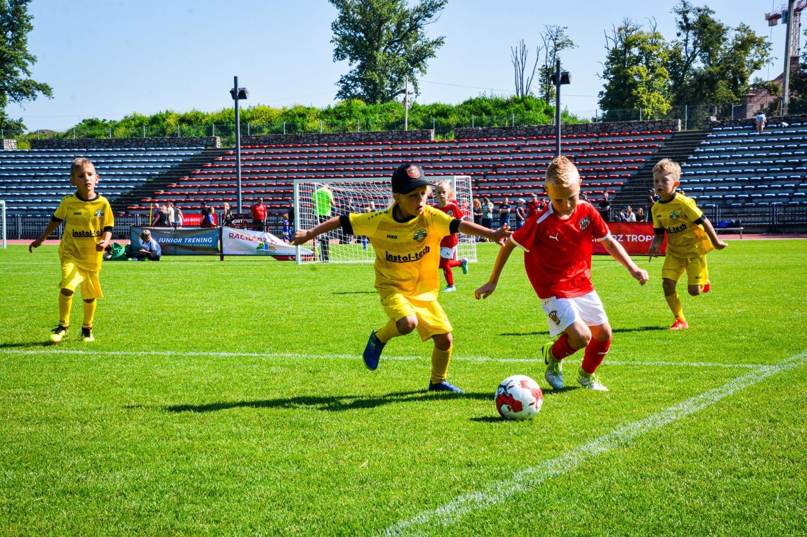 Zdjęcie w galerii na portalu naszraciborz.pl: Racibórz Trophy: młodzi piłkarze rywalizują na stadionie przy Zamkowej wiadomości z regionu