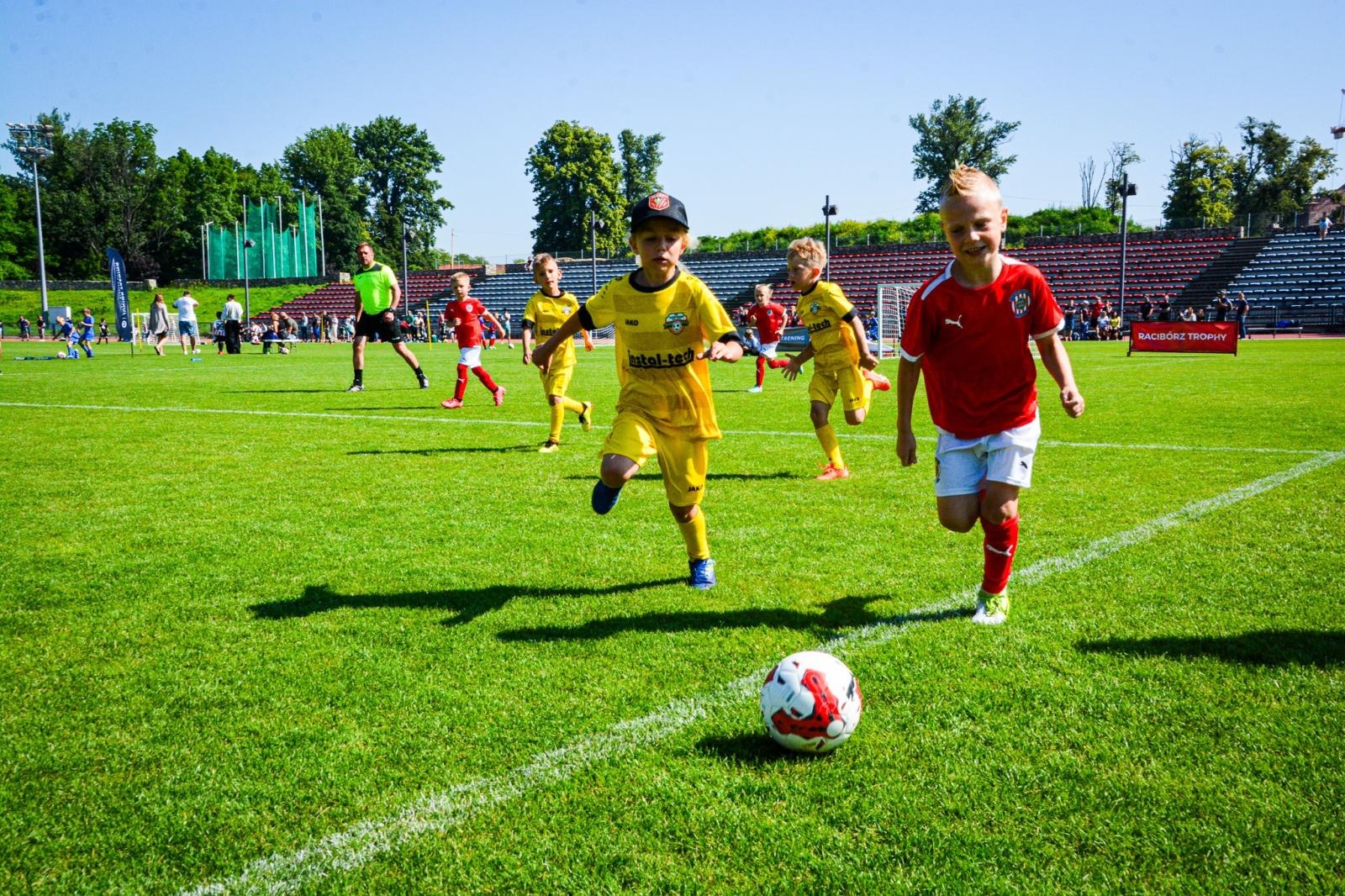Zdjęcie w galerii na portalu naszraciborz.pl: Racibórz Trophy: młodzi piłkarze rywalizują na stadionie przy Zamkowej wiadomości z regionu