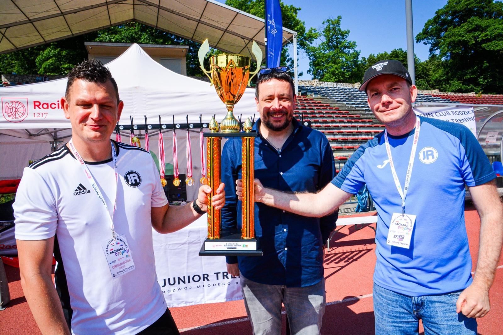 Zdjęcie w galerii na portalu naszraciborz.pl: Racibórz Trophy: młodzi piłkarze rywalizują na stadionie przy Zamkowej wiadomości z regionu