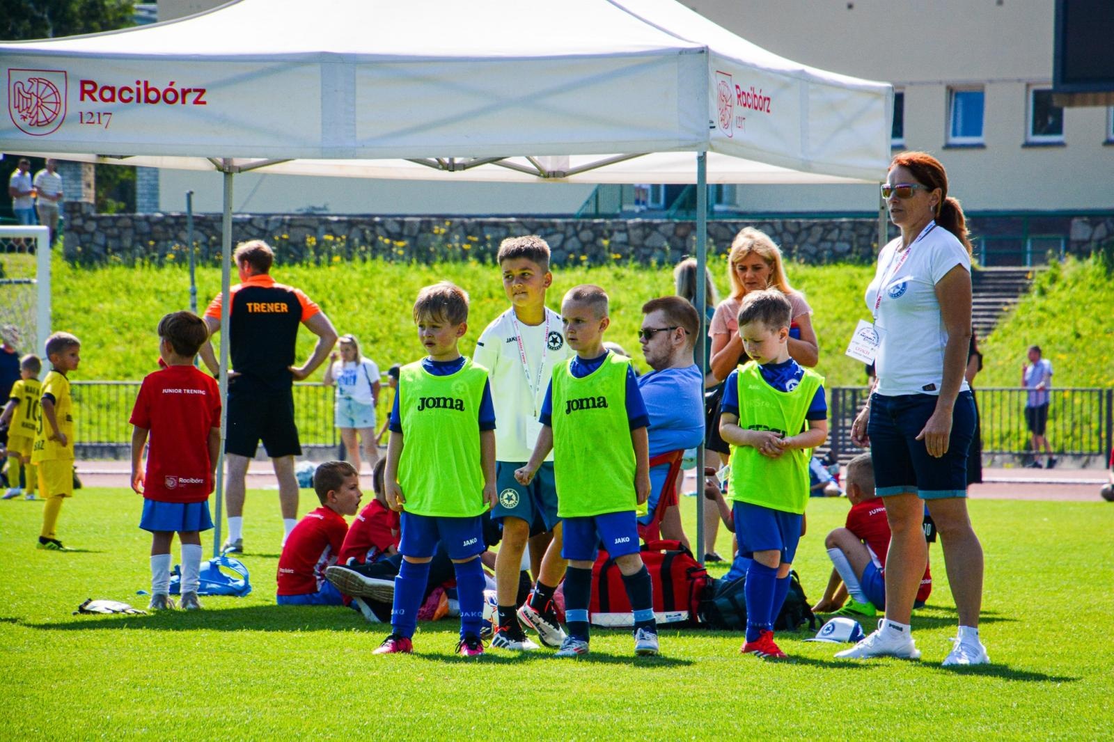 Zdjęcie w galerii na portalu naszraciborz.pl: Racibórz Trophy: młodzi piłkarze rywalizują na stadionie przy Zamkowej wiadomości z regionu