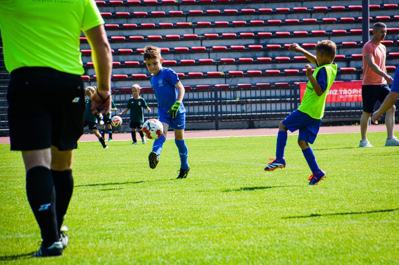 Zdjęcie w galerii na portalu naszraciborz.pl: Racibórz Trophy: młodzi piłkarze rywalizują na stadionie przy Zamkowej wiadomości z regionu