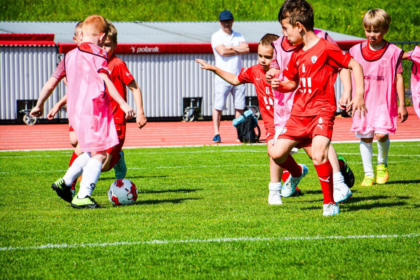 Zdjęcie w galerii na portalu naszraciborz.pl: Racibórz Trophy: młodzi piłkarze rywalizują na stadionie przy Zamkowej wiadomości z regionu