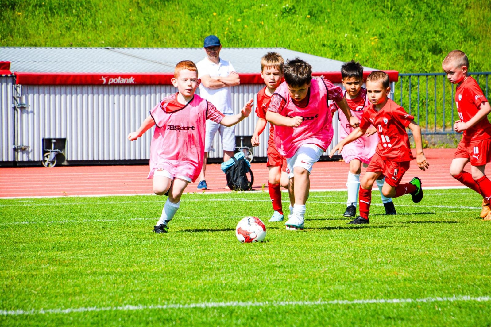 Zdjęcie w galerii na portalu naszraciborz.pl: Racibórz Trophy: młodzi piłkarze rywalizują na stadionie przy Zamkowej wiadomości z regionu