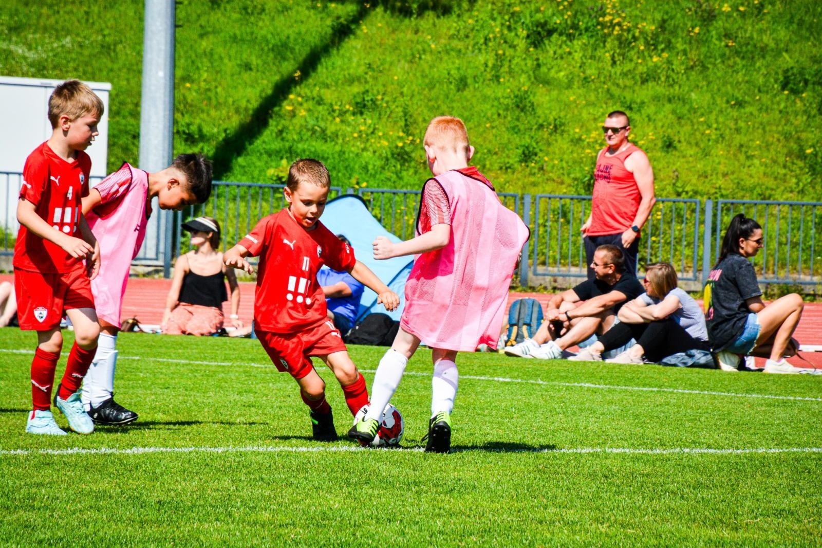 Zdjęcie w galerii na portalu naszraciborz.pl: Racibórz Trophy: młodzi piłkarze rywalizują na stadionie przy Zamkowej wiadomości z regionu