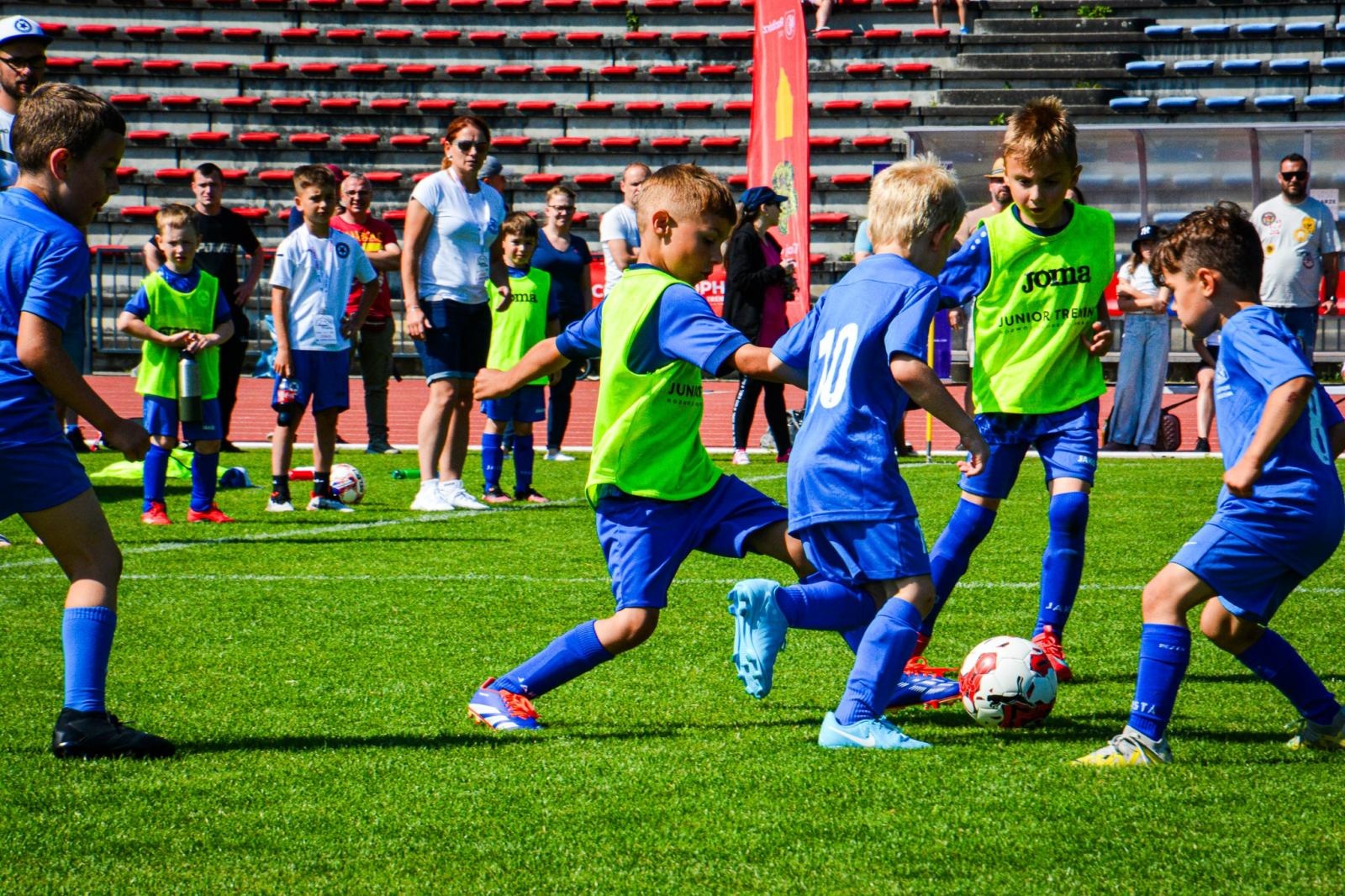 Zdjęcie w galerii na portalu naszraciborz.pl: Racibórz Trophy: młodzi piłkarze rywalizują na stadionie przy Zamkowej wiadomości z regionu