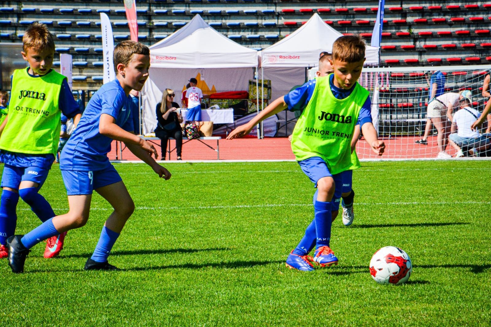 Zdjęcie w galerii na portalu naszraciborz.pl: Racibórz Trophy: młodzi piłkarze rywalizują na stadionie przy Zamkowej wiadomości z regionu