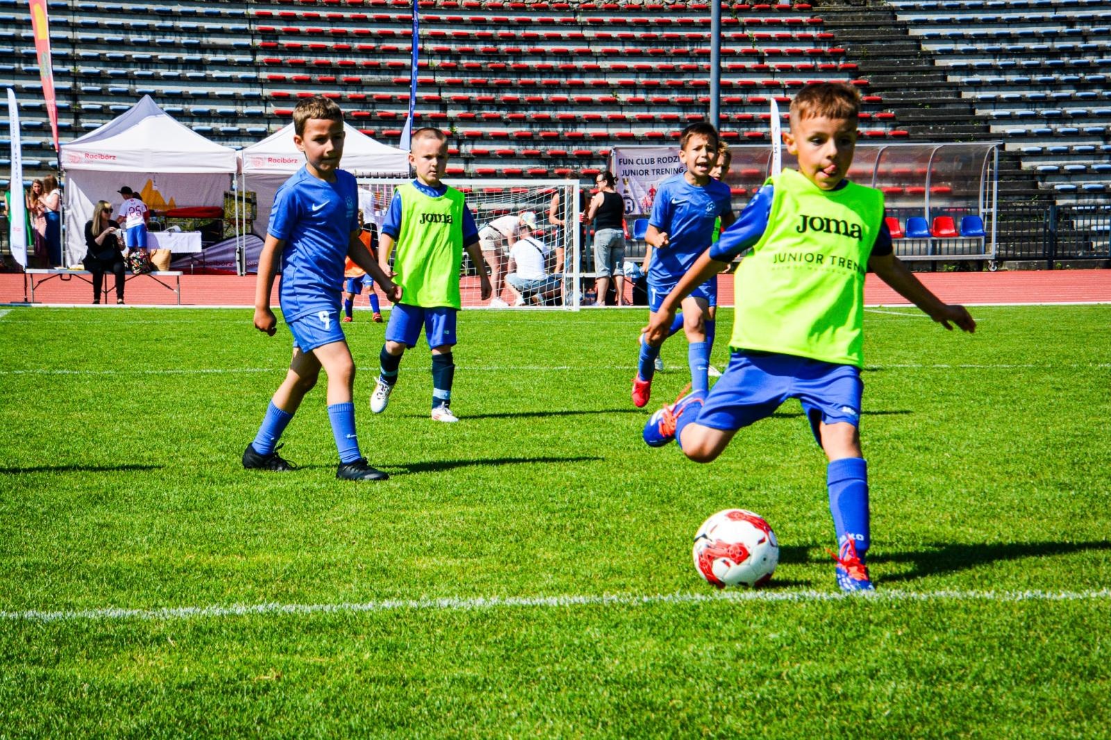 Zdjęcie w galerii na portalu naszraciborz.pl: Racibórz Trophy: młodzi piłkarze rywalizują na stadionie przy Zamkowej wiadomości z regionu
