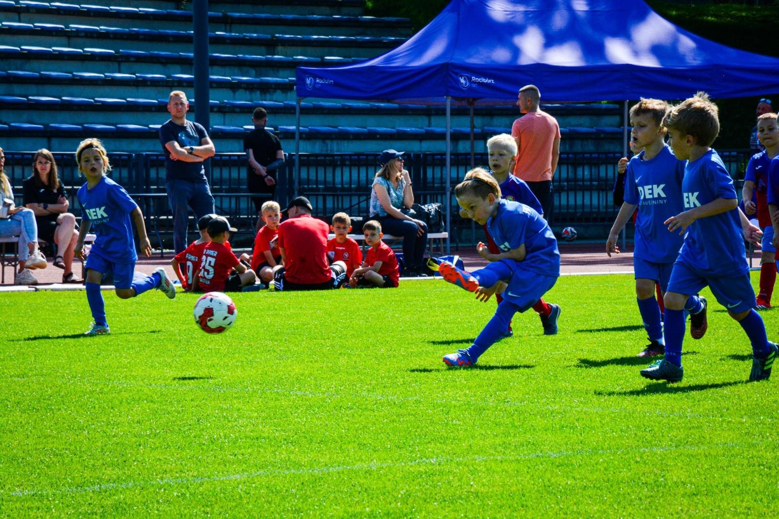 Zdjęcie w galerii na portalu naszraciborz.pl: Racibórz Trophy: młodzi piłkarze rywalizują na stadionie przy Zamkowej wiadomości z regionu