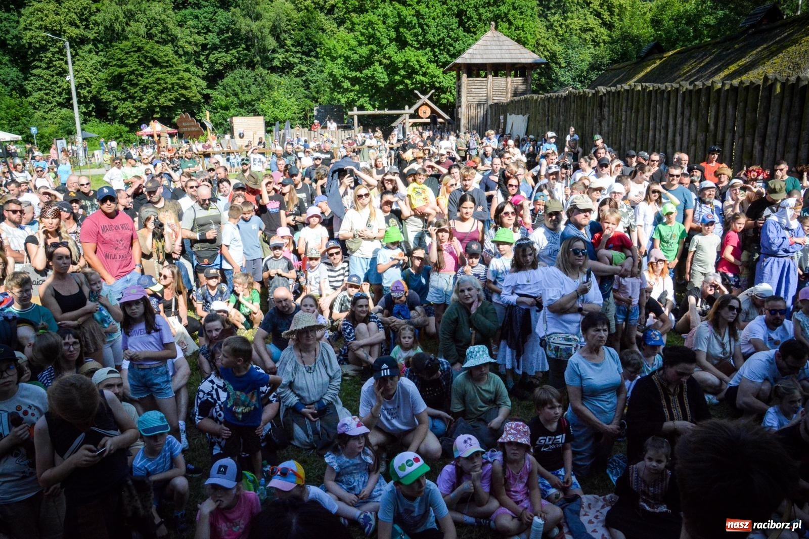 Zdjęcie w galerii na portalu naszraciborz.pl: Trzystu wojów pod raciborskim grodem. Wielka bitwa i tysiąc lat historii na żywo wiadomości z regionu
