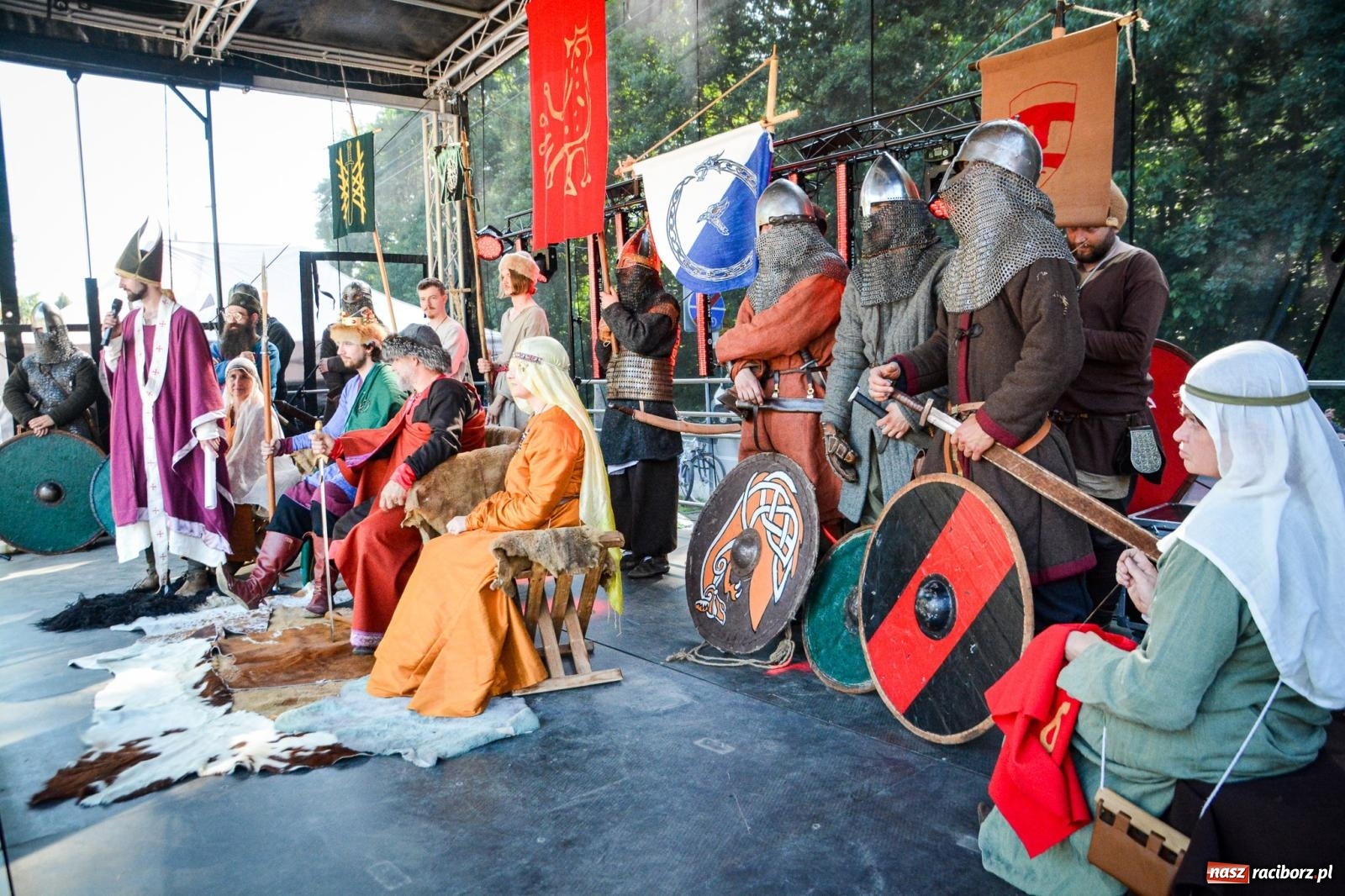 Zdjęcie w galerii na portalu naszraciborz.pl: Trzystu wojów pod raciborskim grodem. Wielka bitwa i tysiąc lat historii na żywo wiadomości z regionu