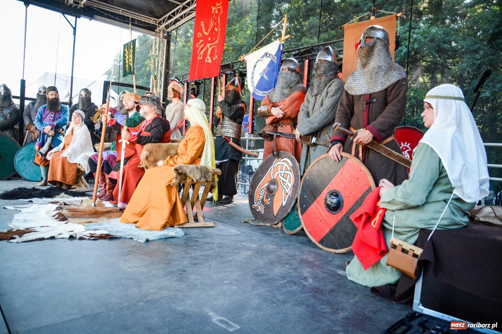 Zdjęcie w galerii na portalu naszraciborz.pl: Trzystu wojów pod raciborskim grodem. Wielka bitwa i tysiąc lat historii na żywo wiadomości z regionu