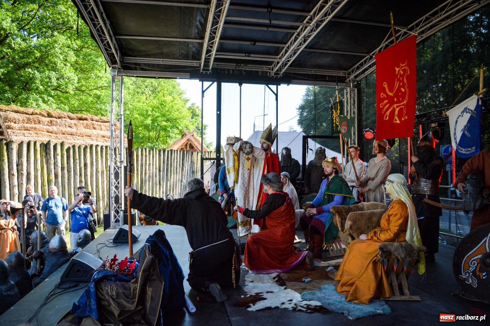 Zdjęcie w galerii na portalu naszraciborz.pl: Trzystu wojów pod raciborskim grodem. Wielka bitwa i tysiąc lat historii na żywo wiadomości z regionu
